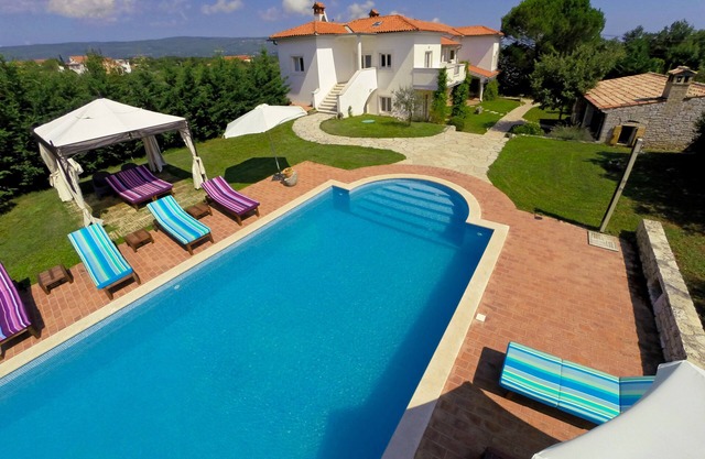 LUXURY SUPER great HOUSE, 5 BEDROOMS, 10 PEOPLE QUIET RESORT