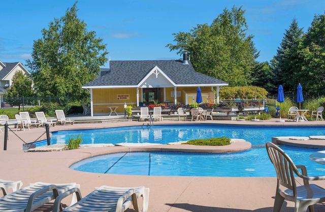 Luxury Townhome - Outdoor Pool/Shuttle to Blue