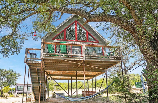 Luxury Treehouse w/Grill, Fire Pit, & Pond in Dripping Springs