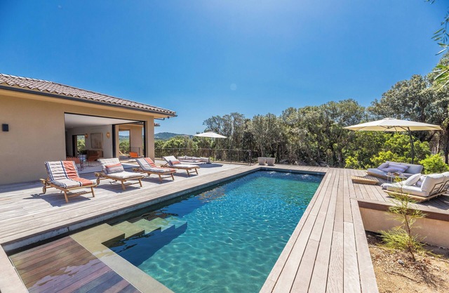 Luxury villa 600m from the beach, in the heart of the maquis. Heated swimming pool