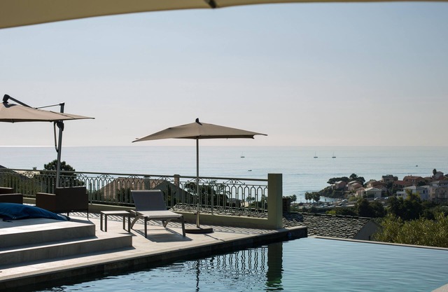 Luxury villa with sea view and swimming pool for 14 people