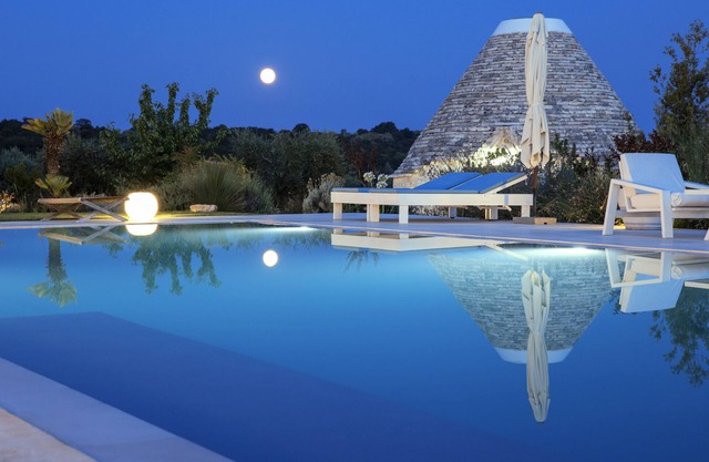 Luxury villa 400 m2 Apulia pool & trulli (Ostuni) 16 pers. 8 bedrooms & 8 bathrooms