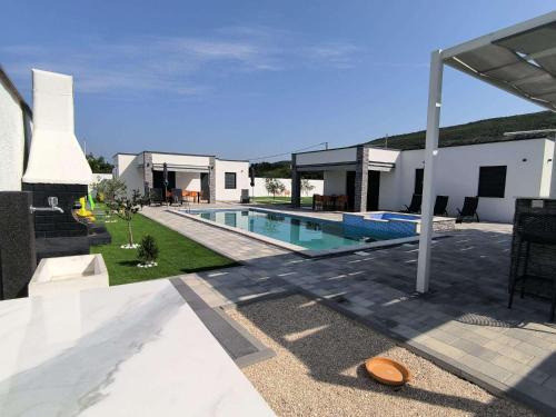 Luxury Villa Blue Sky