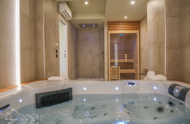 Luxury villa for families and groups with swimming pool, spa and gym