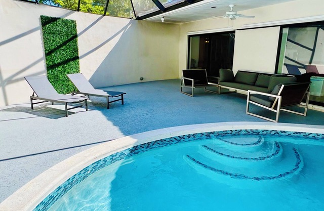 Luxury Villa/Heated Salt Pool/Pool Table/Blackout Blinds/Sleeps 14