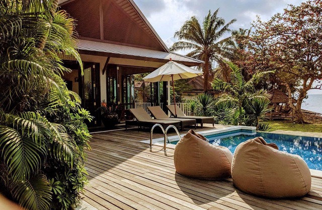 Luxury villa, private beach, infinity pool. Fully serviced. Beautiful sunsets