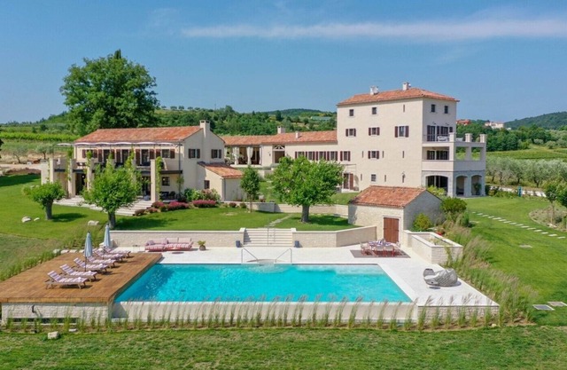 Luxury Villa Stanzia Baracija with outdoor heated pool, sauna and private parking in Krasica - Istria