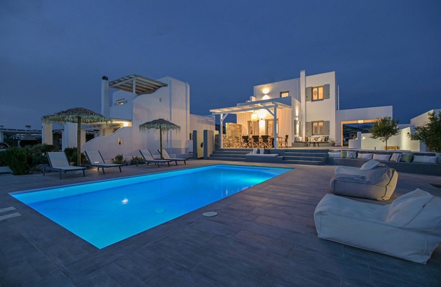 Luxury villa Tranquillity 4 BR/Private pool Near the beach – 3 Min Walk