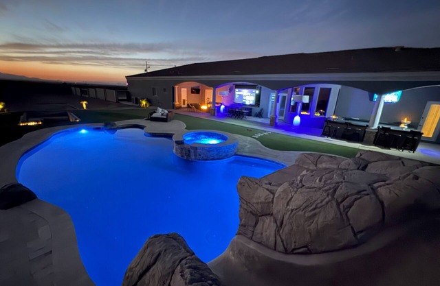 Luxury Villa w/Pool, Spa, Gym & Movie Theater!