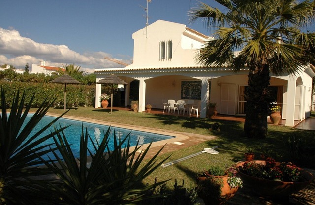 Luxury Villa with private salt water pool, near beach, golf courses. Free Wi-Fi