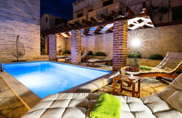 Luxury villa with a swimming pool Novigrad (K-18339)