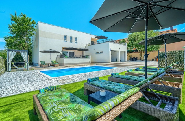 Luxury villa with a swimming pool Dicmo, Zagora (K-23249)
