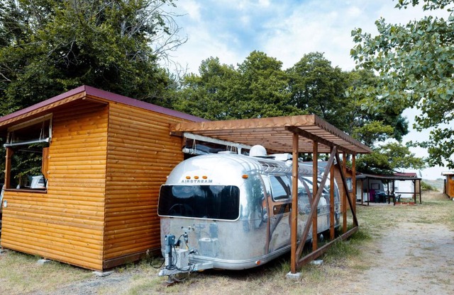Luxury Vintage Airstream RV/Caravan Retro Charm Meets Comfort