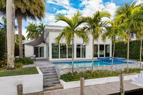Luxury Waterfront Home w Pool Hot Tub Dock Near Las Olas Gulfstream