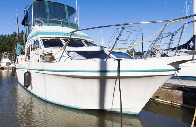 Luxury Yacht 2 BR – Marina Views and WiFi