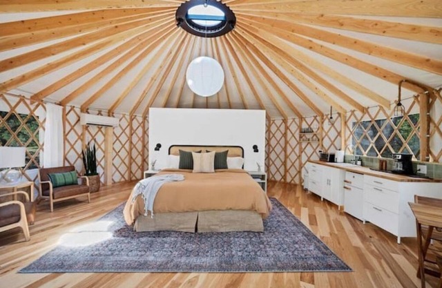Luxury Yurt, Alpacas, and Llamas near Downtown Wimberley and Wineries