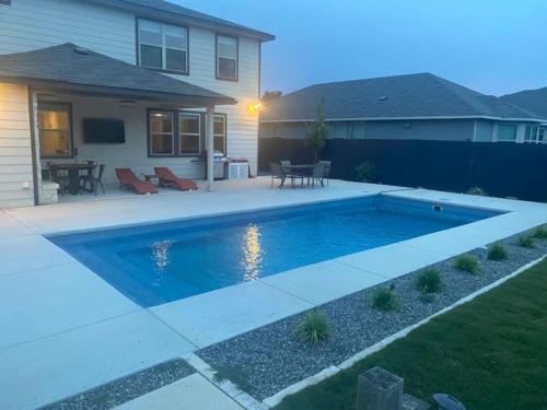 Lxry 4 BR Bckyd, Pool, Hot Tub near attrctns (Tal.)