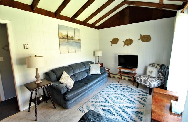 Lyons Cottages - Cottage #2, 2BR Walk to the Beaches of Stanhope National Park!