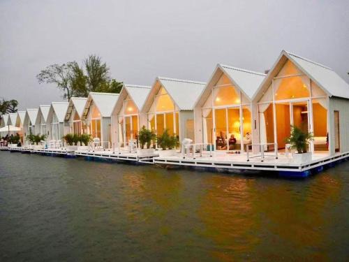 M & R 2 float house