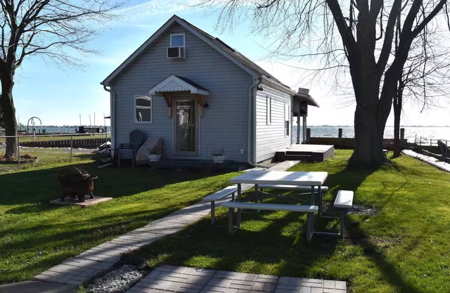 Macs Lake Escape, 2 waterfront homes with 2 boat wells. Lakefront relaxation!