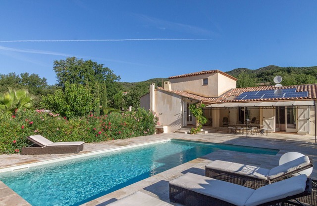 Macs Reve - A dream for bikers : 2 bikes for men & 2 bikes for women available for free.