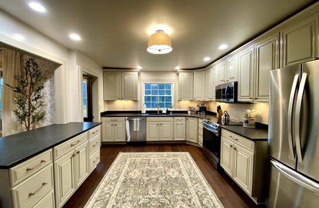 Madison Estate · Madison Farmhouse: Lake, Wineries & Family Fun
