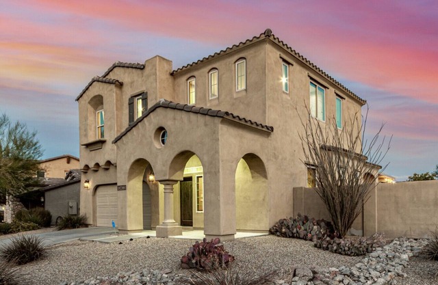 Mafia Heights! Stunning Backyard, 4 Beds, 3 Baths, Hot Tub/Deep & Large Pool