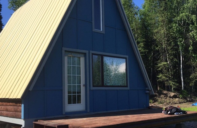 Maggie’s Lake Cabin sleeps 4