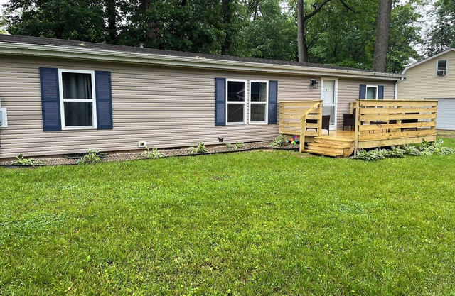 Magician Lake Retreat! Renovated and a block away from Magician Lake!