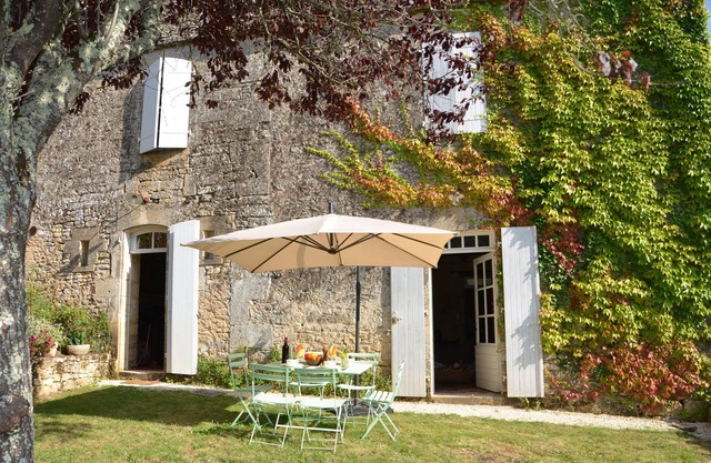Magnificent Périgord house with its lauze roof