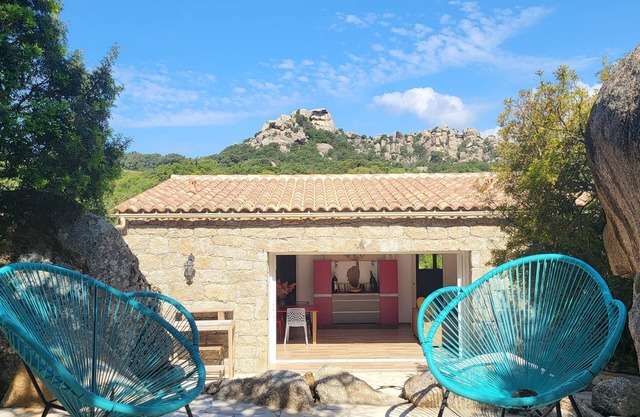 Magnificent renovated sheepfold set between rock and scrubland.