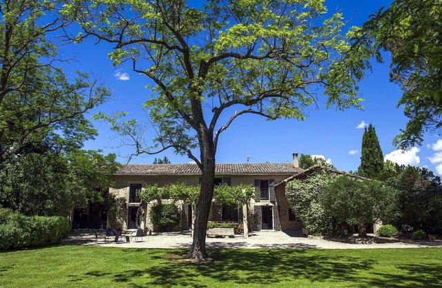 Magnificent farmhouse for 14 people with private pool near Alpilles