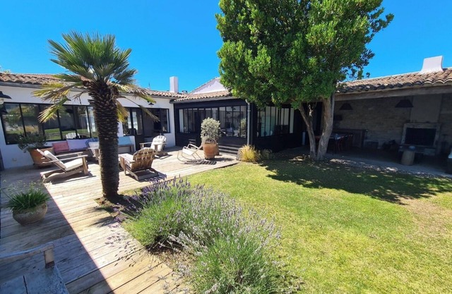 Magnificent village house, garden, courtyard, terrace, 6 bedrooms, sleeps 12