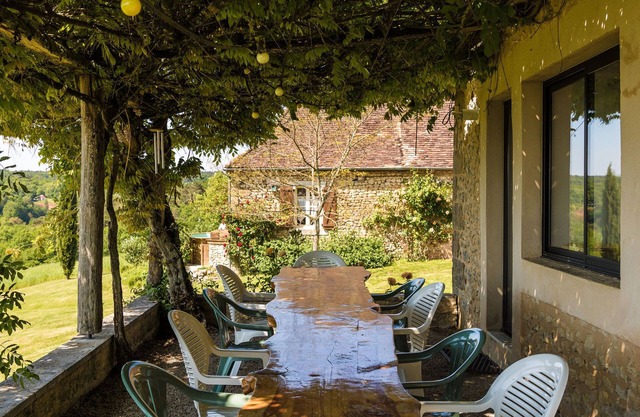 Magnificent holiday home with pool in Thenon