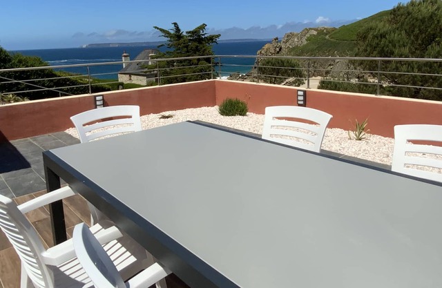 Magnificent Villa facing the beach of Pors Peron