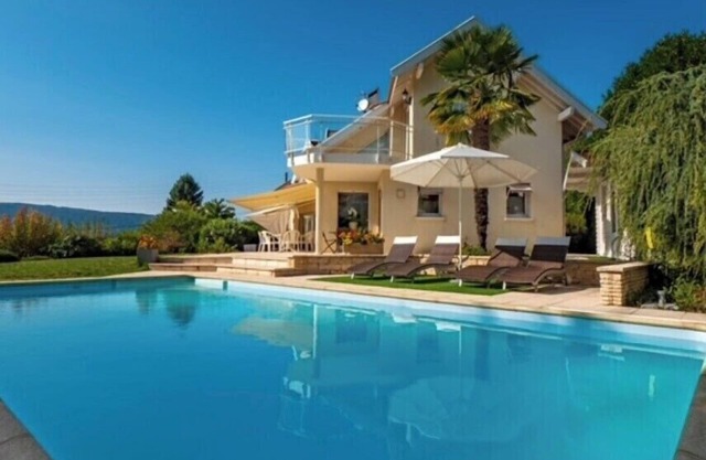 Magnificent villa with lake and mountain views