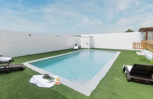 Magnificent villa: 2 private pools, BBQ, garden & parking. 13 per. In Padul