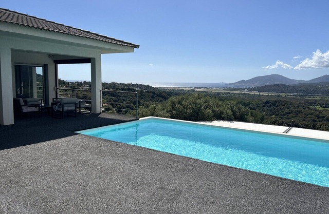 Magnificent villa, SEA VIEW, pool, 4 bedrooms, 3 shower rooms, air conditioning, not overlooked