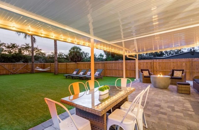 Mahi on Madison: Close to Clearwater Beach w/Huge Fenced Yard & Private Hot Tub