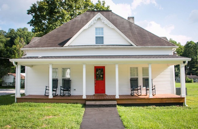 Main Street Farmhouse close to Windrock