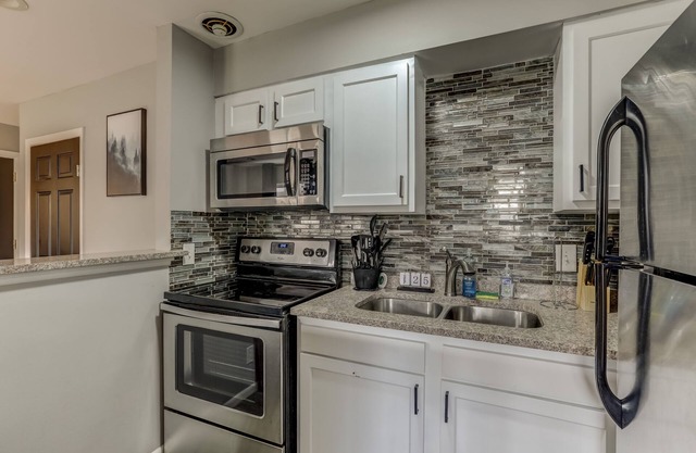 Main Street Luxury 1 bedroom apartment