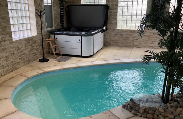 Maison 4ch Piscine Intérieure, Jacuzzi, Sauna, Billard, Cheminée et Jardin Clos