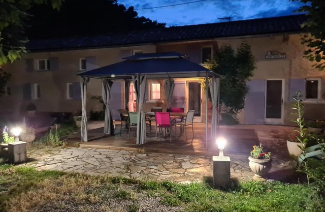 Maison avec rivière, piscine, SPA, SAUNA Infrarouge,terrain boules, ping-pong, volley et Badminton