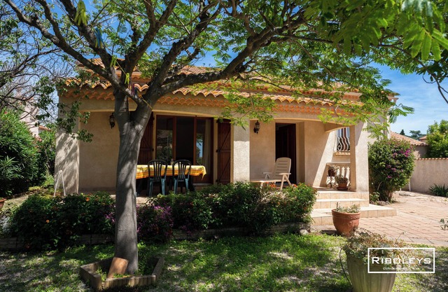 Maison climatisée avec grand jardin ombragé