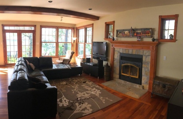 Maison de prestige avec 150 pieds de façade sur le bord du Lac Brome. Brome lake house