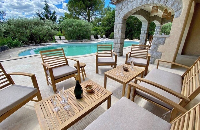 Maison Pour 12 Personnes, 5 ch, 1ha de Terrain Sans Vis-à-vis, Piscine Chauffée