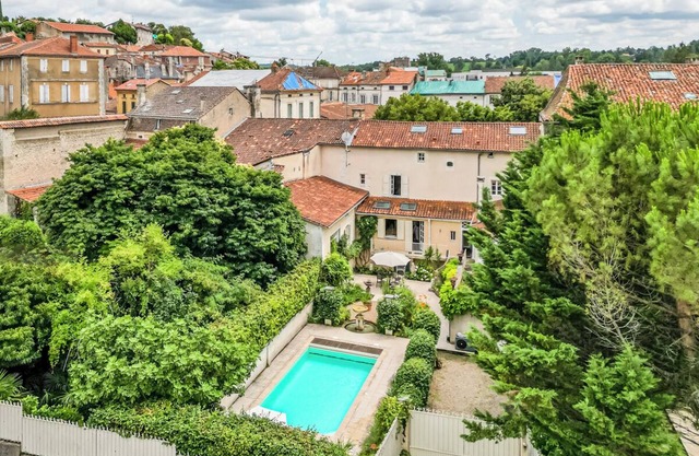 Maison Regence - Four Bedroom Villa, Sleeps 8