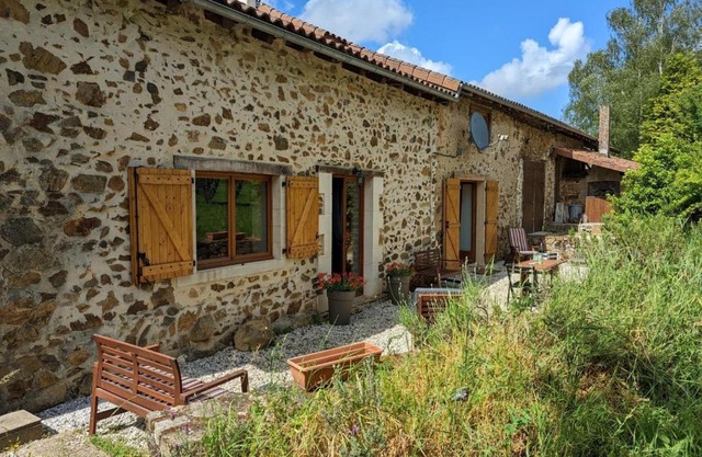 Maison spacieuse avec jardin à Massignac, Internet, parking sur place - FR-1-653-213