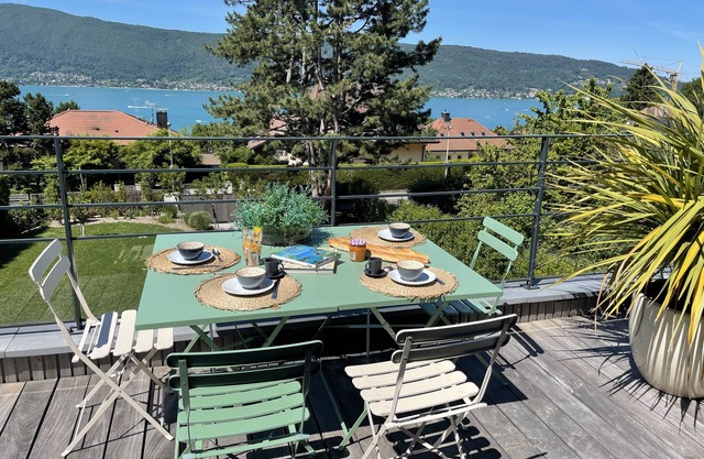 Maison Veyrier, 150m from the lake, breathtaking view of the lake and mountains, sleeps 10