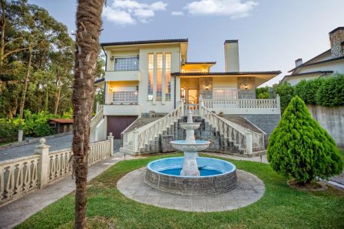 Majestic Manor in Valença with private pool
